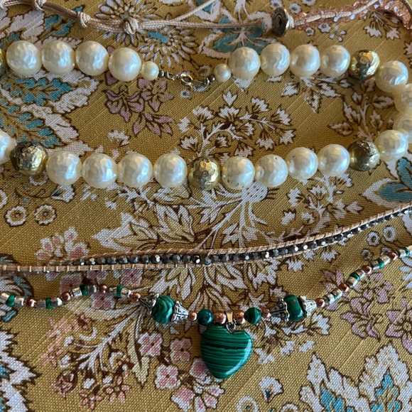 Elegant Pearl and Green Heart Necklace Set - Picture 1 of 2